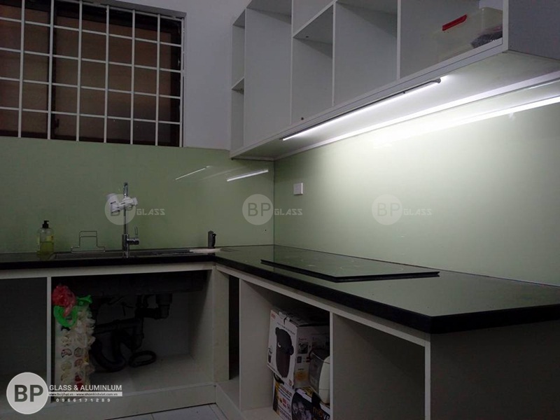 Kính sơn màu ốp bếp tại số 51 Nguyễn Viết Xuân
